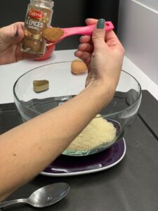 Recette Petits bonhommes aux épices -Mélanger la vergeoise, la poudre d'amande et les épices.