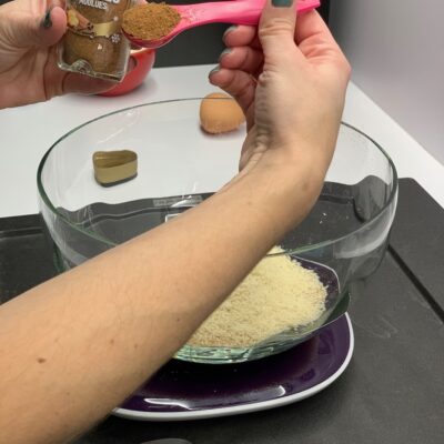 Recette Petits bonhommes aux épices -Mélanger la vergeoise, la poudre d'amande et les épices.