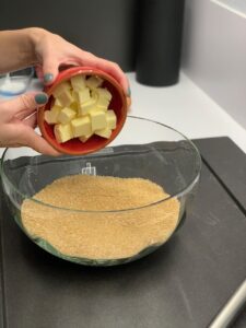 Recette petits bonhommes aux épices -Ajouter le beurre pommade et mélanger le tout à la main