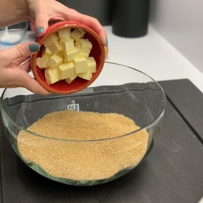 Recette petits bonhommes aux épices -Ajouter le beurre pommade et mélanger le tout à la main