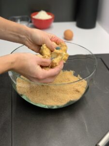 Recette petits bonhommes aux épices -Ajouter le beurre pommade et mélanger le tout à la main
