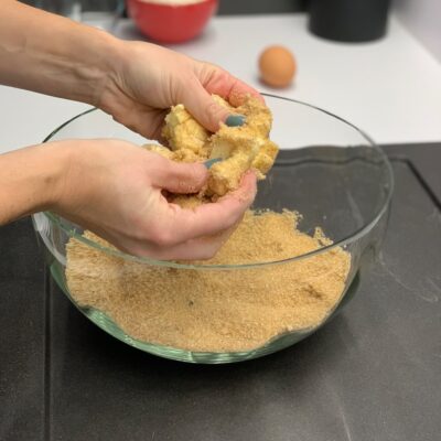 Recette petits bonhommes aux épices -Ajouter le beurre pommade et mélanger le tout à la main