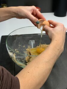 Recette petits bonhommes aux épices Ajouter l'oeuf entier et reprener le mélange à l'aide d'un fouet cette fois-ci