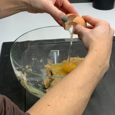 Recette petits bonhommes aux épices Ajouter l'oeuf entier et reprener le mélange à l'aide d'un fouet cette fois-ci
