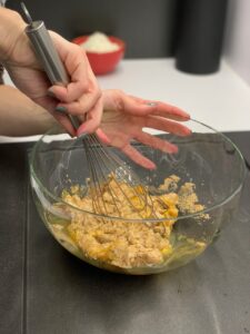 Recette petits bonhommes aux épices Ajouter l'oeuf entier et reprener le mélange à l'aide d'un fouet cette fois-ci