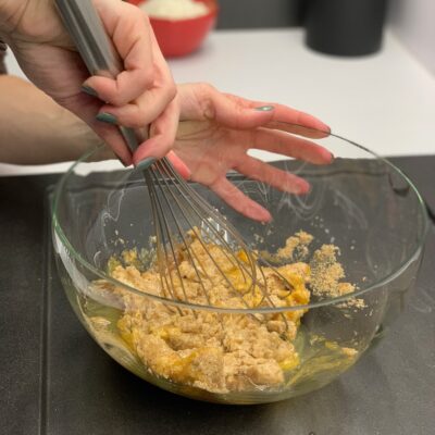 Recette petits bonhommes aux épices Ajouter l'oeuf entier et reprener le mélange à l'aide d'un fouet cette fois-ci