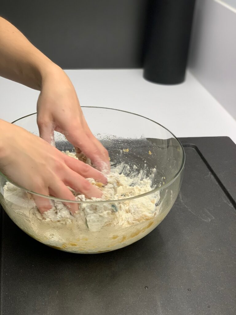 Recette petits bonhommes aux épices -Ajouter la farine, la levure et mélanger à nouveau avec les mains