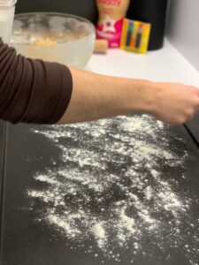 Recette petits bonhommes aux épices - Fleurer votre plan de travail et étaler la pâte sur une épaisseur de 4 mm