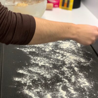 Recette petits bonhommes aux épices - Fleurer votre plan de travail et étaler la pâte sur une épaisseur de 4 mm