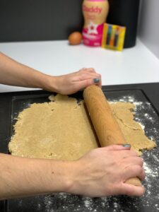 Recette petits bonhommes aux épices - Fleurer votre plan de travail et étaler la pâte sur une épaisseur de 4 mm