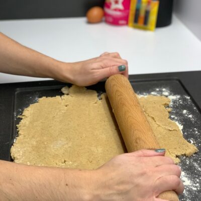 Recette petits bonhommes aux épices - Fleurer votre plan de travail et étaler la pâte sur une épaisseur de 4 mm