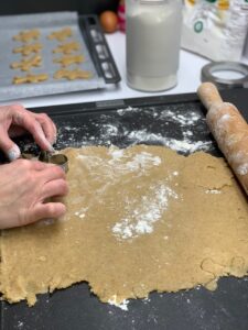 Recette petits bonhommes aux épices -A l'aide d'un emporte pièce, créer vos petits bonhommes et disposer-les sur une plaque de four recouverte de papier sulfurisé puis enfourner 15 min à 180°C