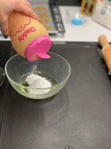 Recette petits bonhommes aux épices - Mélanger un blanc d'oeuf avec du sucre glace. La quantité du sucre glace est d'environ 150 gr mais cela dépend de la taille de votre blanc d'oeuf. Le tout est d'obtenir une pâte coulante mais qui se tient.