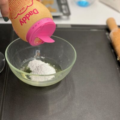 Recette petits bonhommes aux épices - Mélanger un blanc d'oeuf avec du sucre glace. La quantité du sucre glace est d'environ 150 gr mais cela dépend de la taille de votre blanc d'oeuf. Le tout est d'obtenir une pâte coulante mais qui se tient.
