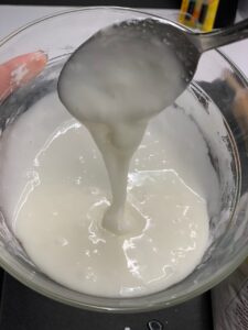 Recette petits bonhommes aux épices - Mélanger un blanc d'oeuf avec du sucre glace. La quantité du sucre glace est d'environ 150 gr mais cela dépend de la taille de votre blanc d'oeuf. Le tout est d'obtenir une pâte coulante mais qui se tient.
