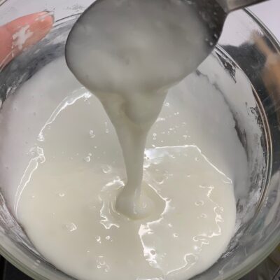 Recette petits bonhommes aux épices - Mélanger un blanc d'oeuf avec du sucre glace. La quantité du sucre glace est d'environ 150 gr mais cela dépend de la taille de votre blanc d'oeuf. Le tout est d'obtenir une pâte coulante mais qui se tient.