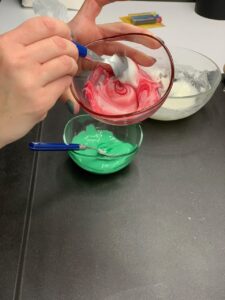 Recette petits bonhommes aux épices - Séparer le reste de la glace royale dans 2 coupoles. Dans la 1ère coupole, vous devez ajouter du colorant alimentaire pour obtenir une couleur verte. Dans la 2ème, vous devez obtenir une couleur rouge