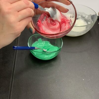 Recette petits bonhommes aux épices - Séparer le reste de la glace royale dans 2 coupoles. Dans la 1ère coupole, vous devez ajouter du colorant alimentaire pour obtenir une couleur verte. Dans la 2ème, vous devez obtenir une couleur rouge