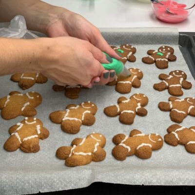 Recette petits bonhommes aux épices - Séparer le reste de la glace royale dans 2 coupoles. Dans la 1ère coupole, vous devez ajouter du colorant alimentaire pour obtenir une couleur verte. Dans la 2ème, vous devez obtenir une couleur rouge