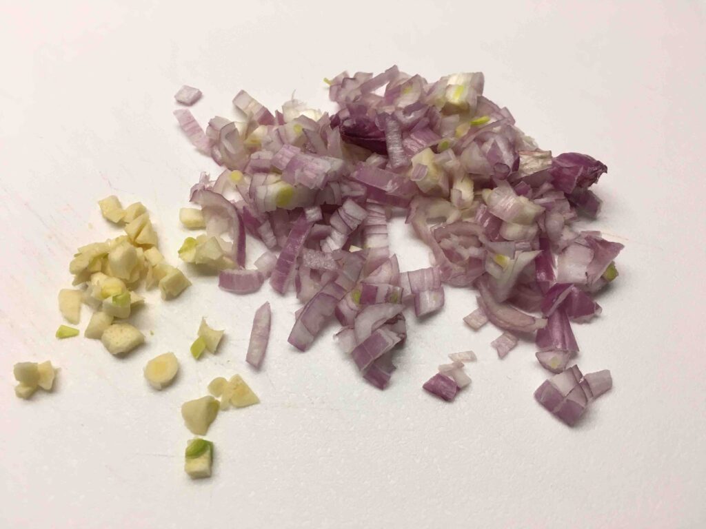 Quiche au gervais -Couper l'ail et l'échalote