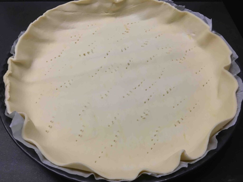 Recette quiche au gervais -Etaler la pâte feuilletée sur une tourtière et piquer-la avec une fourchette