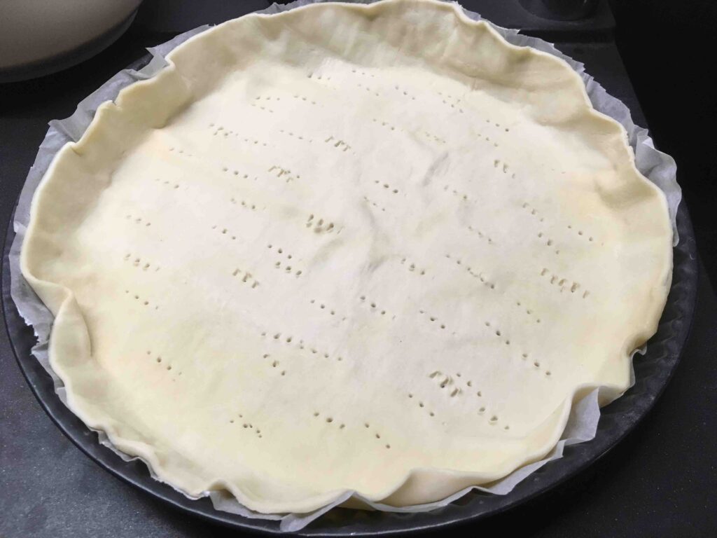 Recette quiche boeuf carotte -Etaler la pâte sur une tourtière et piquer-la à la fourchette.