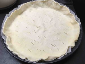 Recette quiche boeuf carotte -Etaler la pâte sur une tourtière et piquer-la à la fourchette.