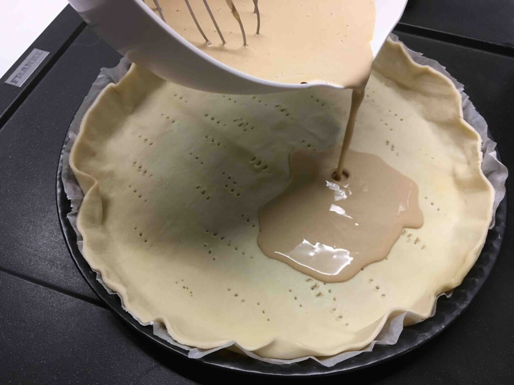 Recette quiche boeuf carotte -Verser sur la pâte.