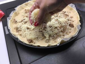 Recette quiche boeuf carotte Verser sur la tarte. Parsemer de gruyère.