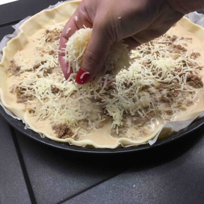 Recette quiche boeuf carotte Verser sur la tarte.
Parsemer de gruyère.