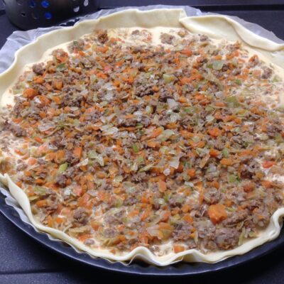 Recette quiche boeuf carotte -Verser sur la tarte.