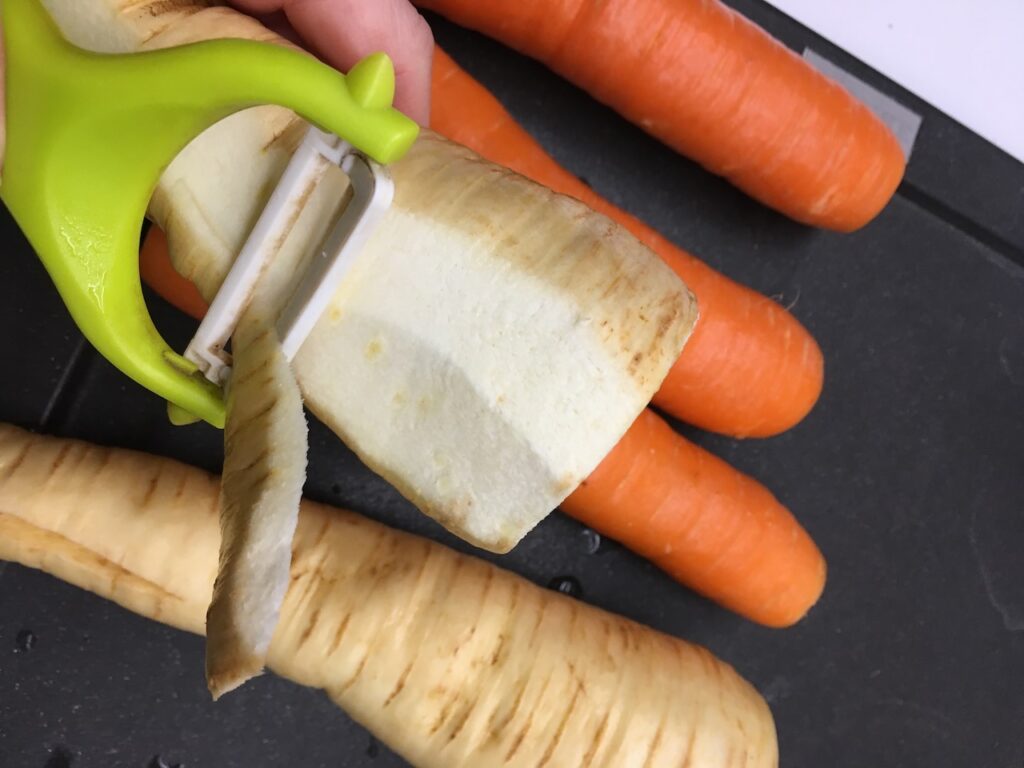 Recette tagliatelles aux légumes - Nettoyer et éplucher les légumes.
Couper-les en lanières à l'aide d'un économe