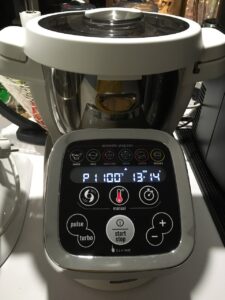 Recette tagliatelles aux légumes - Verser 140 cl d'eau dans le robot. Déposer-y le panier vapeur et y mettre les légumes. Lancer le programme STEAM P1 pendant 15 min.