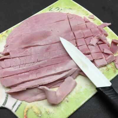 Recette tagliatelles aux légumes - Pendant ce temps, couper le jambon et ajouter-le dans un saladier avec la crème.
Poivrer et saler.