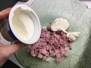 Recette tagliatelles aux légumes - Pendant ce temps, couper le jambon et ajouter-le dans un saladier avec la crème. Poivrer et saler.