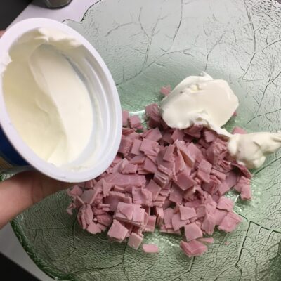 Recette tagliatelles aux légumes - Pendant ce temps, couper le jambon et ajouter-le dans un saladier avec la crème.
Poivrer et saler.