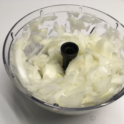 Cassolettes de Saint-Jacques -Couper finement l'oignon ainsi que l'ail et cuire dans une poêle avec un peu de beurre.
