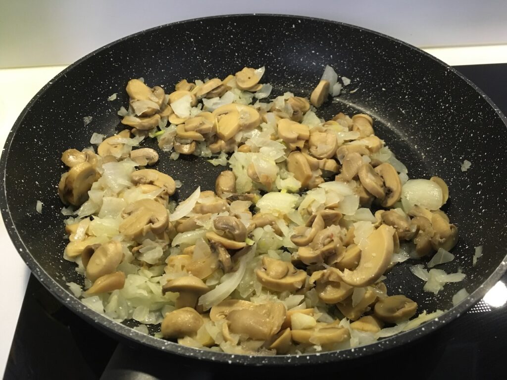 Cassolettes de Saint-Jacques -Pendant ce temps, nettoyer vos champignons à l'aide d'un chiffon doux (ne les passer pas sous l'eau) et émincer-les.
Ajouter-les dans la poêle et poursuivre la cuisson.