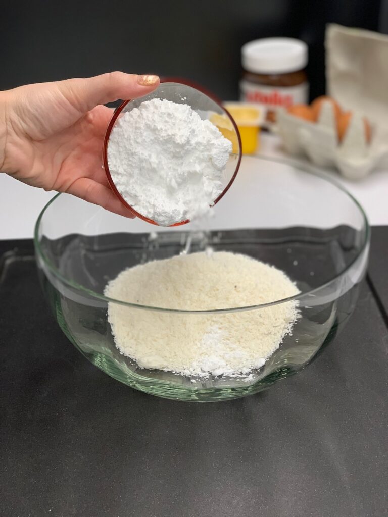 Recette crème vanille-coco au coeur nutella -Dans un saladier, mélanger la noix de coco, le sucre glace, le beurre, le jaune d'oeuf et la crème vanille