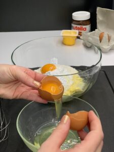 Recette crème vanille-coco au coeur nutella -Dans un autre saladier, monter les blancs en neige bien fermes avec une pincée de sel, puis incorporer-les délicatement à la préparation