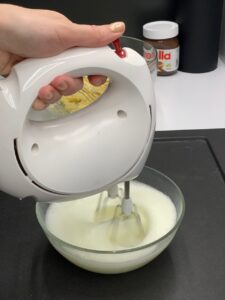 Recette crème vanille-coco au coeur nutella -Dans un autre saladier, monter les blancs en neige bien fermes avec une pincée de sel, puis incorporer-les délicatement à la préparation