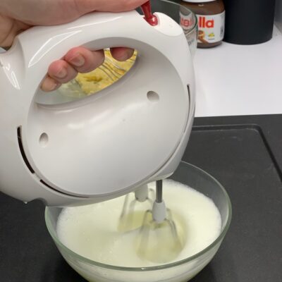 Recette crème vanille-coco au coeur nutella -Dans un autre saladier, monter les blancs en neige bien fermes avec une pincée de sel, puis incorporer-les délicatement à la préparation