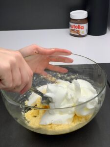Recette crème vanille-coco au coeur nutella -Dans un autre saladier, monter les blancs en neige bien fermes avec une pincée de sel, puis incorporer-les délicatement à la préparation