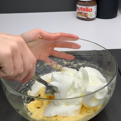 Recette crème vanille-coco au coeur nutella -Dans un autre saladier, monter les blancs en neige bien fermes avec une pincée de sel, puis incorporer-les délicatement à la préparation