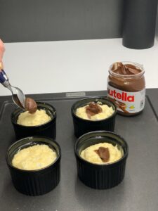 Recette crème vanille-coco au coeur nutella -Répartisser la préparation dans les ramequins puis déposer 1 cuil. à café de nutella au centre de chacun d'eux