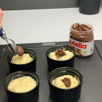 Recette crème vanille-coco au coeur nutella -Répartisser la préparation dans les ramequins puis déposer 1 cuil. à café de nutella au centre de chacun d'eux