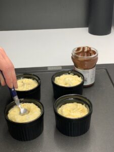 Recette crème vanille-coco au coeur nutella -Répartisser la préparation dans les ramequins puis déposer 1 cuil. à café de nutella au centre de chacun d'eux