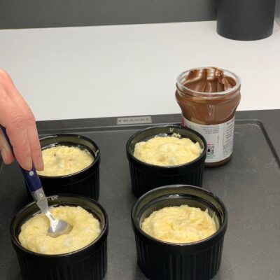 Recette crème vanille-coco au coeur nutella -Répartisser la préparation dans les ramequins puis déposer 1 cuil. à café de nutella au centre de chacun d'eux