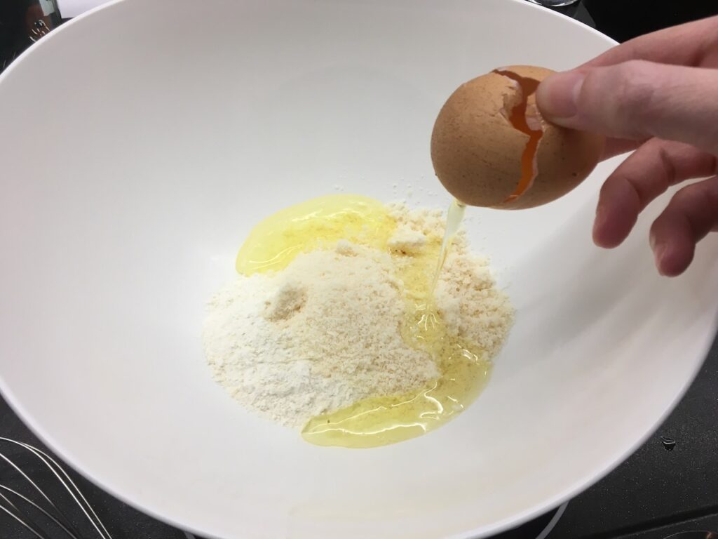 Recette galettes de brocoli au parmesan -Pendant ce temps, dans un grand saladier, déposer la farine, le parmesan, l'oeuf et assaisonner.