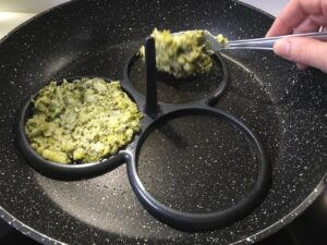 Recette galettes de brocoli au parmesan -Humidifier vos mains pour éviter que la préparation ne colle puis former des galettes et déposer-les dans une poêle bien chaude et préalablement huilée. Faites cuire chaque face pendant 2 minutes.